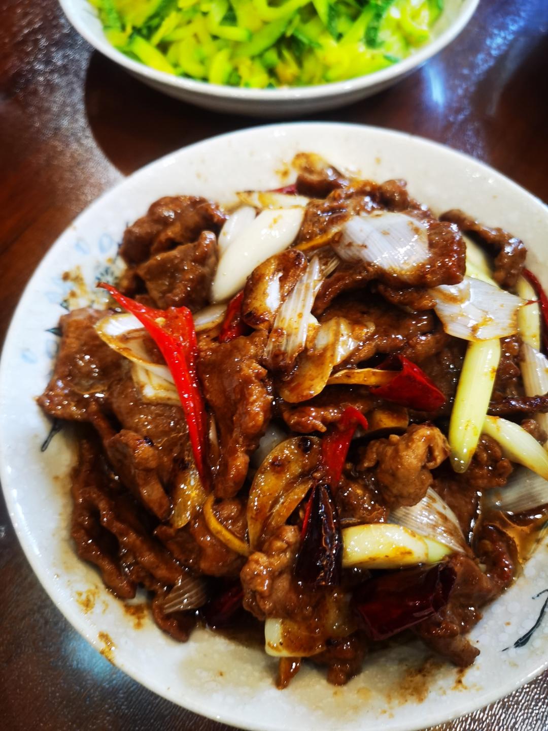 厨师长教你：“葱爆牛肉”的家常做法，葱香味浓郁先收藏起来