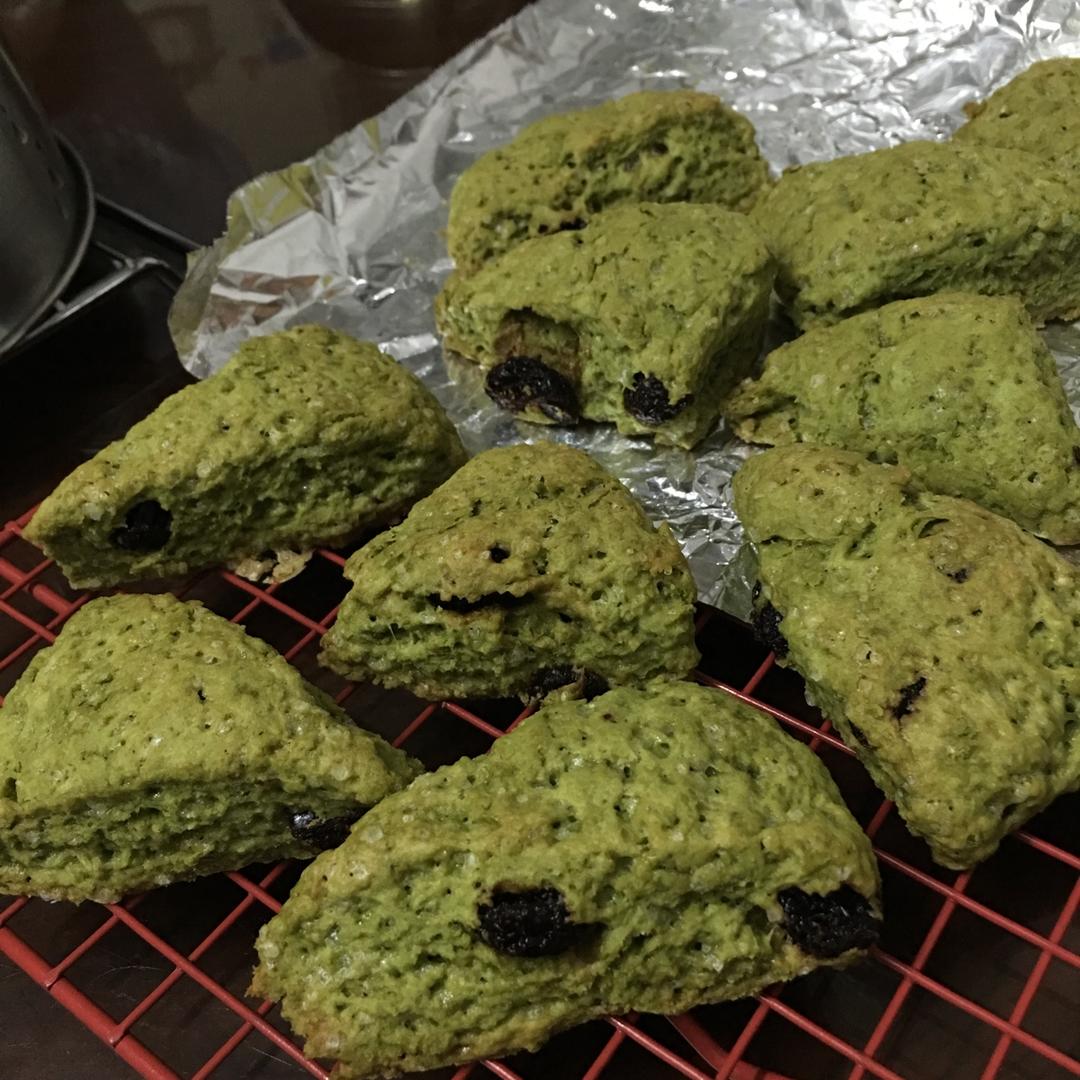 淡奶油抹茶蔓越莓司康（一款快速消耗淡奶油的方子）_(•̀ω•́ 」∠)_