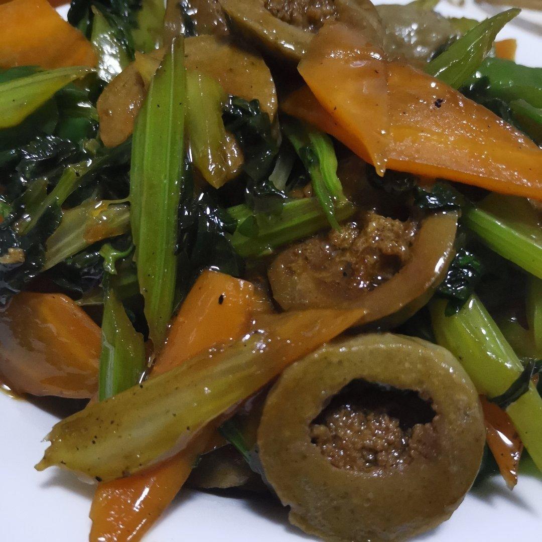 芹菜木耳炒牛肉丸