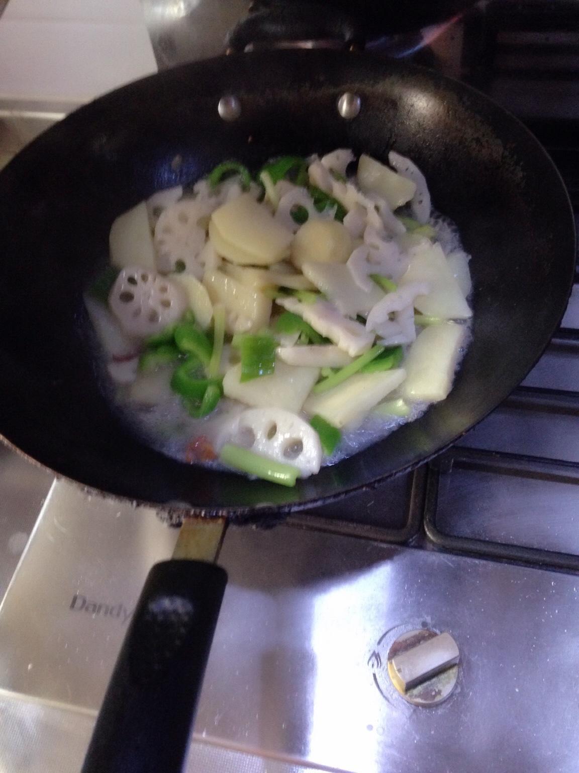 干锅藕片土豆的做法 步骤3