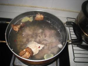 祛湿润肺瘦肉汤的做法 步骤4