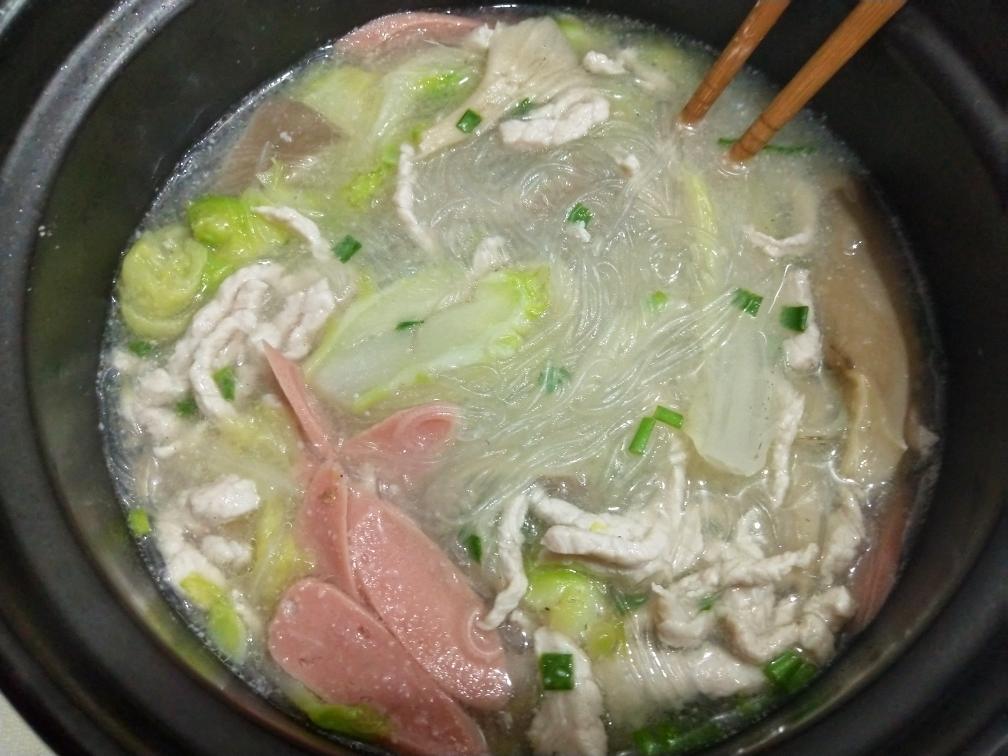 就是很纯粹的鲜,里面只有粉丝肉丝平菇小青菜,吃到最后连汤汁都不剩