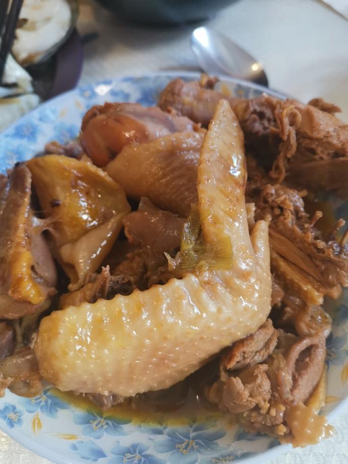 又香又补的东北笨鸡炖蘑菇