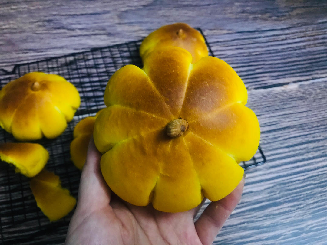 南瓜栗子小面包🎃一口软绵绵，甜糯栗子馅