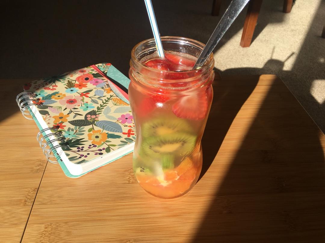detox water 自制排毒养颜水 健康饮料 果蔬泡汁