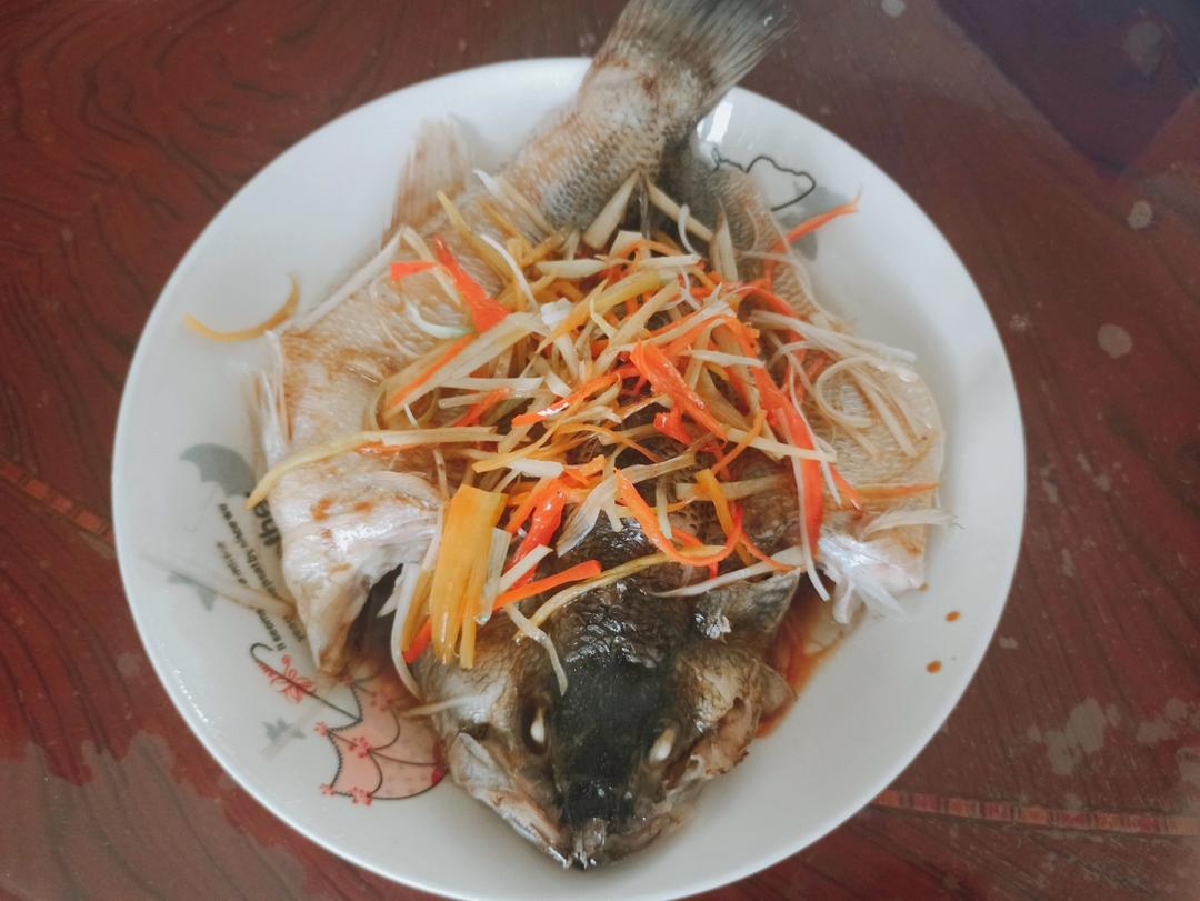 厨师长教你：“清蒸鲈鱼”，鲜嫩美味，内附蒸鱼酱油专业调制方法