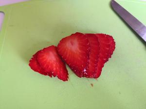 颜值超高的草莓🍓奶昔的做法 步骤2
