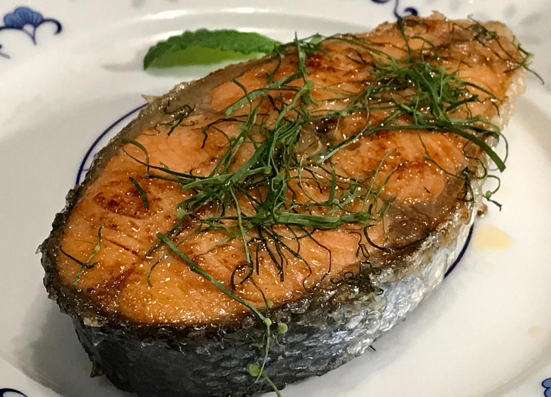 用糖的焦化反应煎好三文鱼