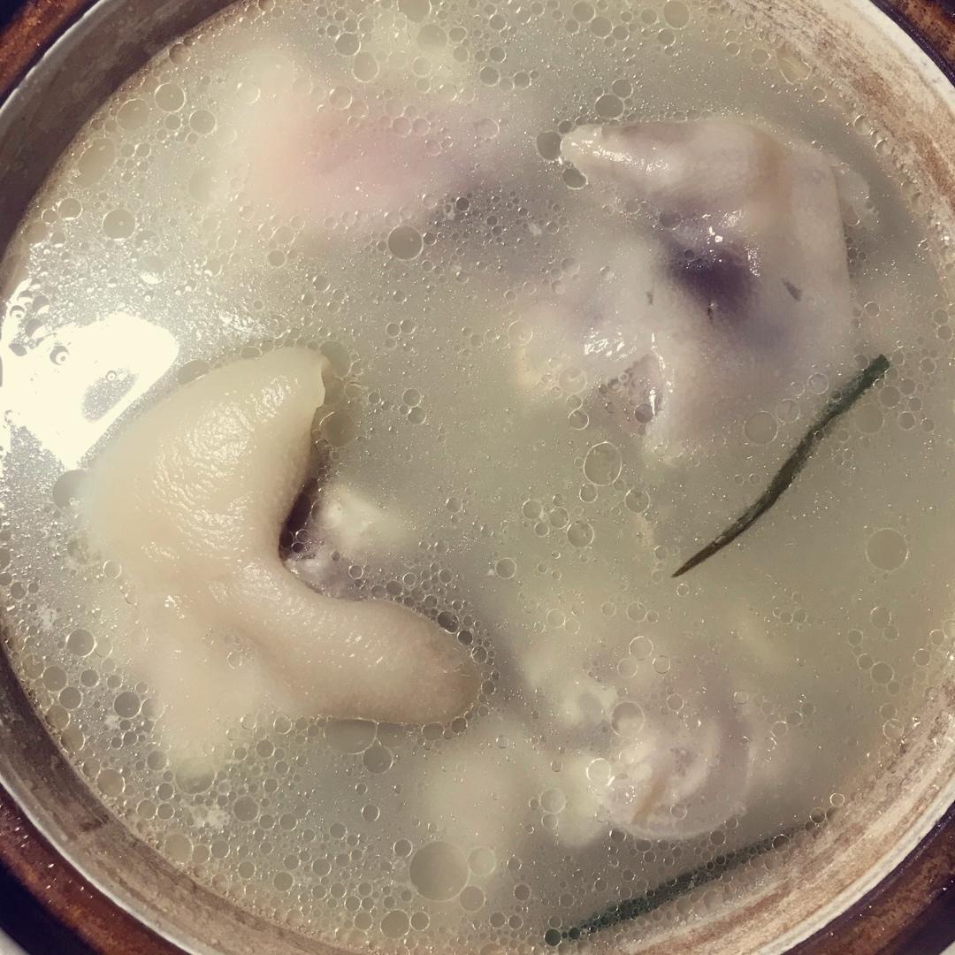 黄豆花生猪脚汤