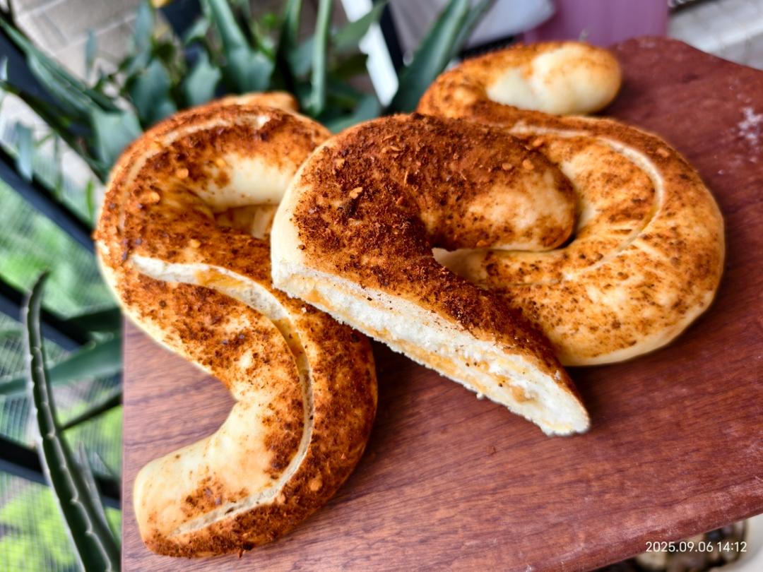 一口沦陷的咸蛋黄肉松软欧，都是馅巨满足！