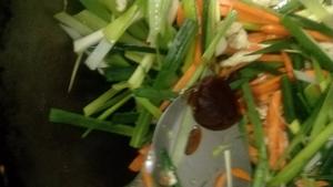 蒜苗肉丝炒芽菜～附芽菜不出水的小秘方的做法 步骤8