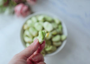 【蚕豆腊肠焖饭】不要辜负春天的蚕豆的做法 步骤2