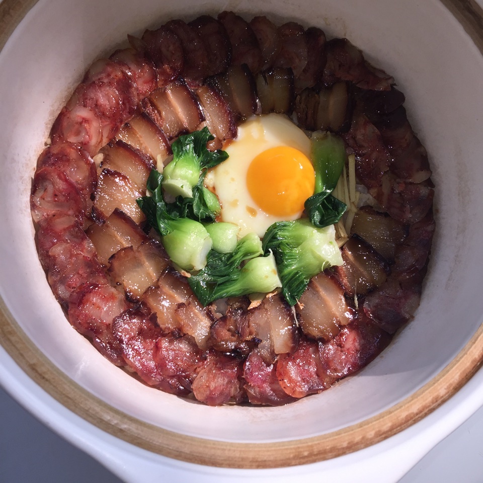广式腊味煲仔饭
