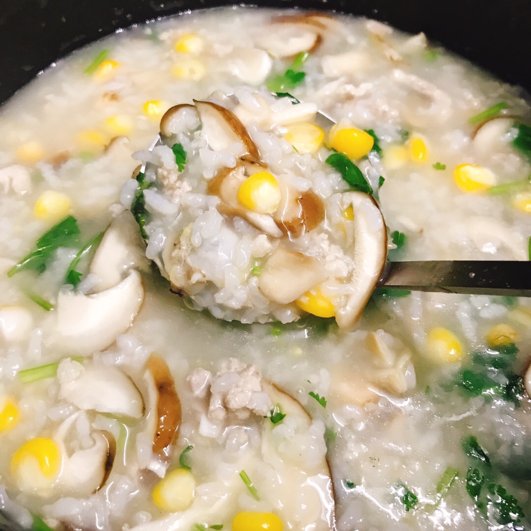 鲍鱼白贝瘦肉冬菇玉米海鲜粥的做法