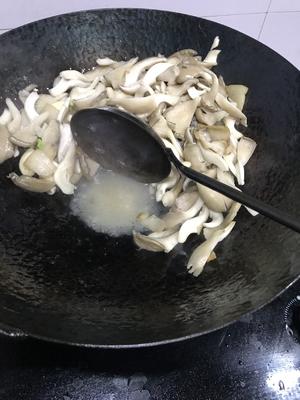 百吃不腻的蘑菇肉片汤的做法 步骤6