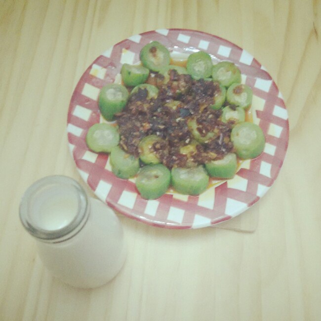 只需要五分钟就可以的美味蒜蓉蒸丝瓜