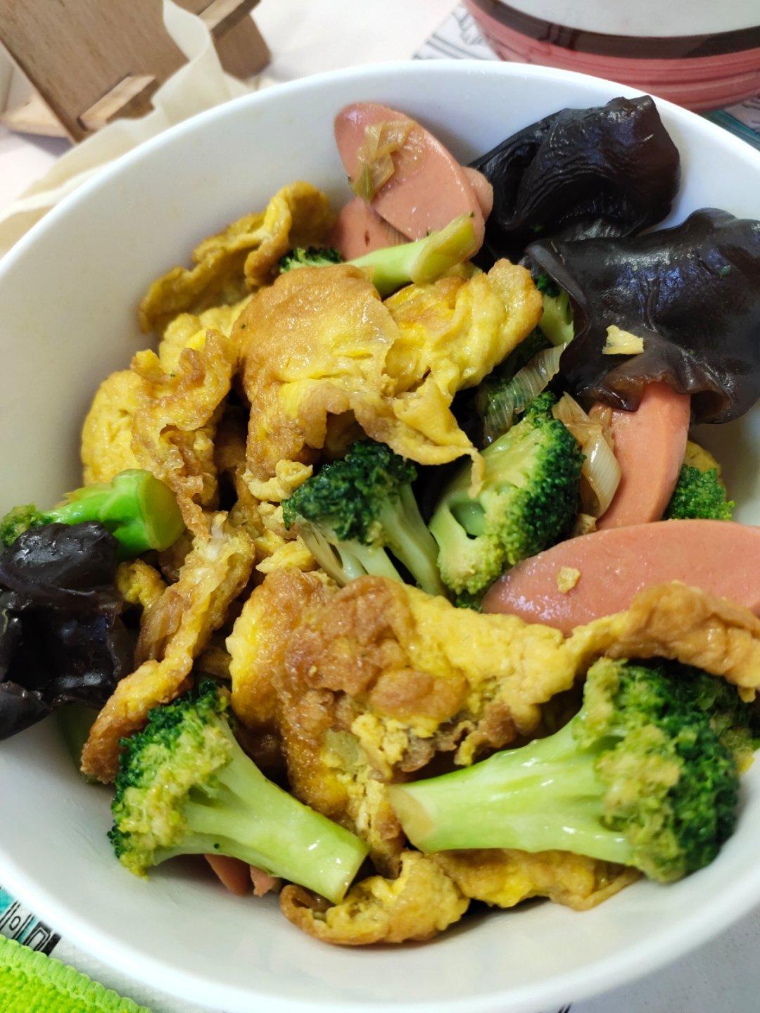 {☀快手晚餐☀}火腿肠滑蛋西兰花