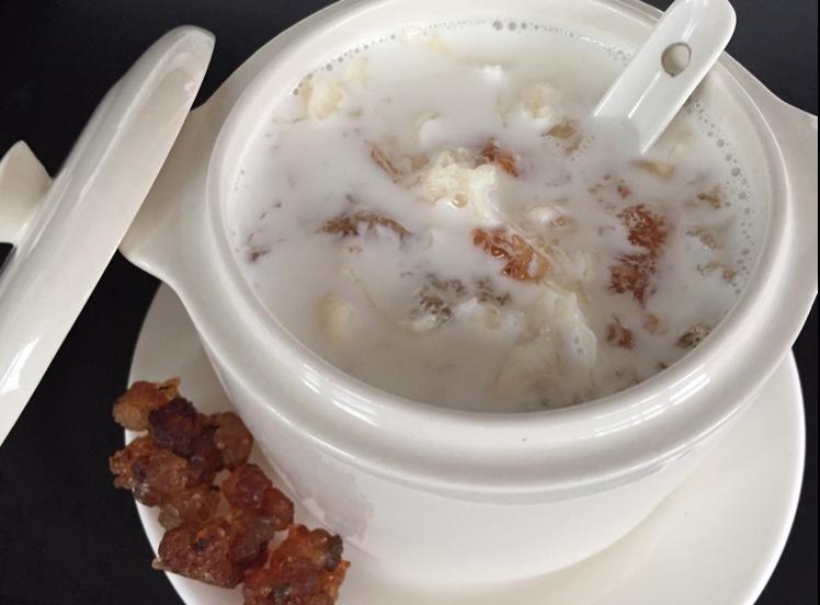 银耳牛奶炖桃胶（一人量）的做法
