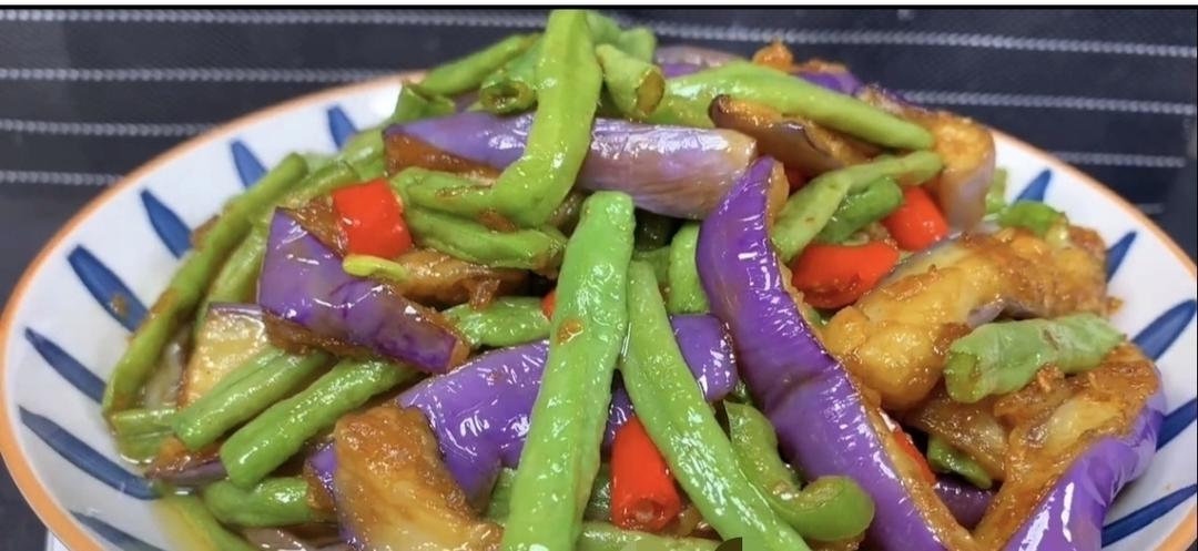 【蒸茄子豆角炒小米辣】