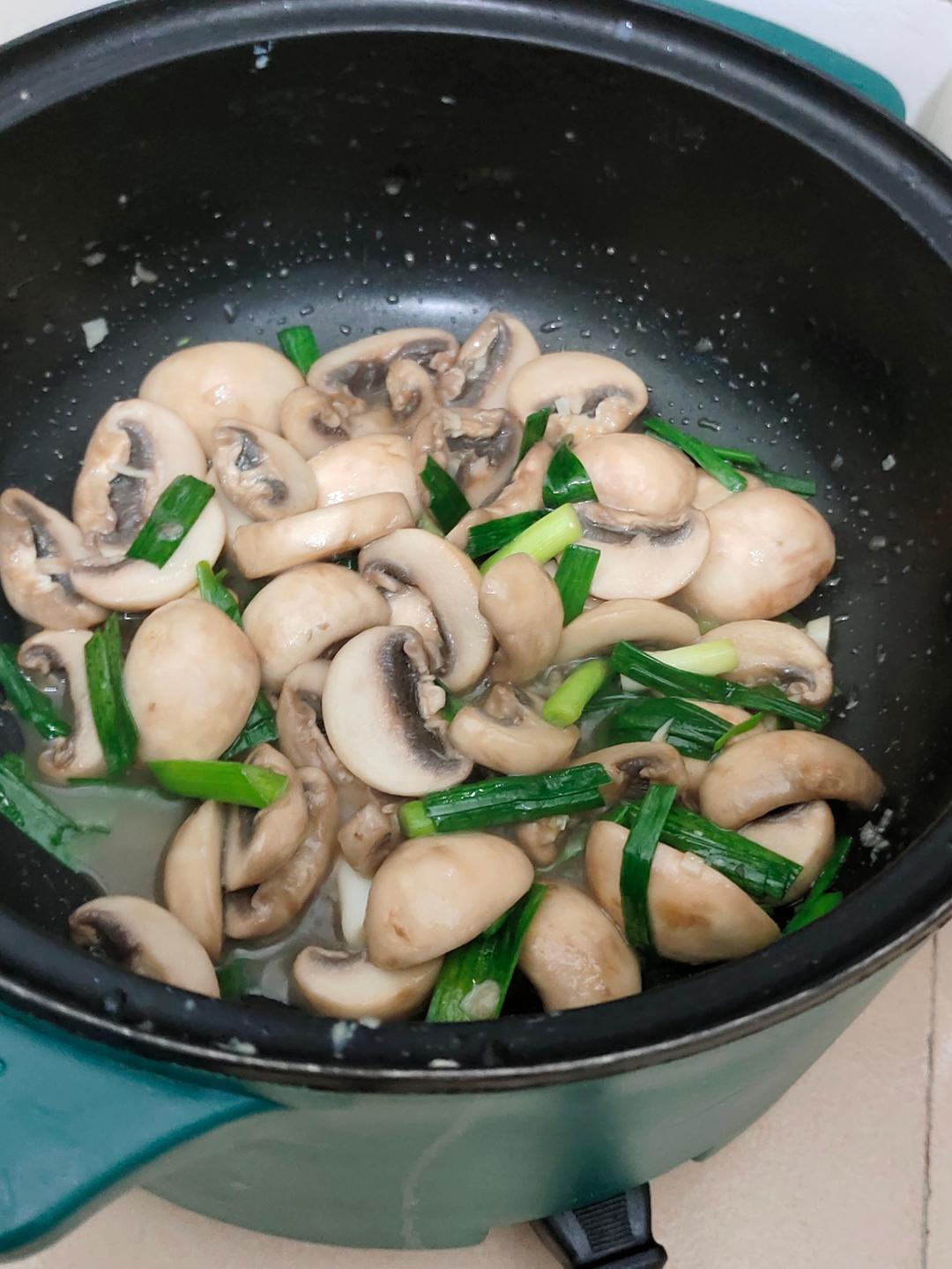 鲜香嫩滑！好吃不胖的蒜香炒口蘑！