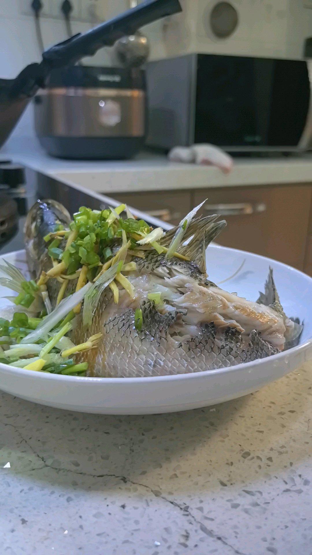 10分钟做 清蒸鲈鱼 （附切鱼图解）