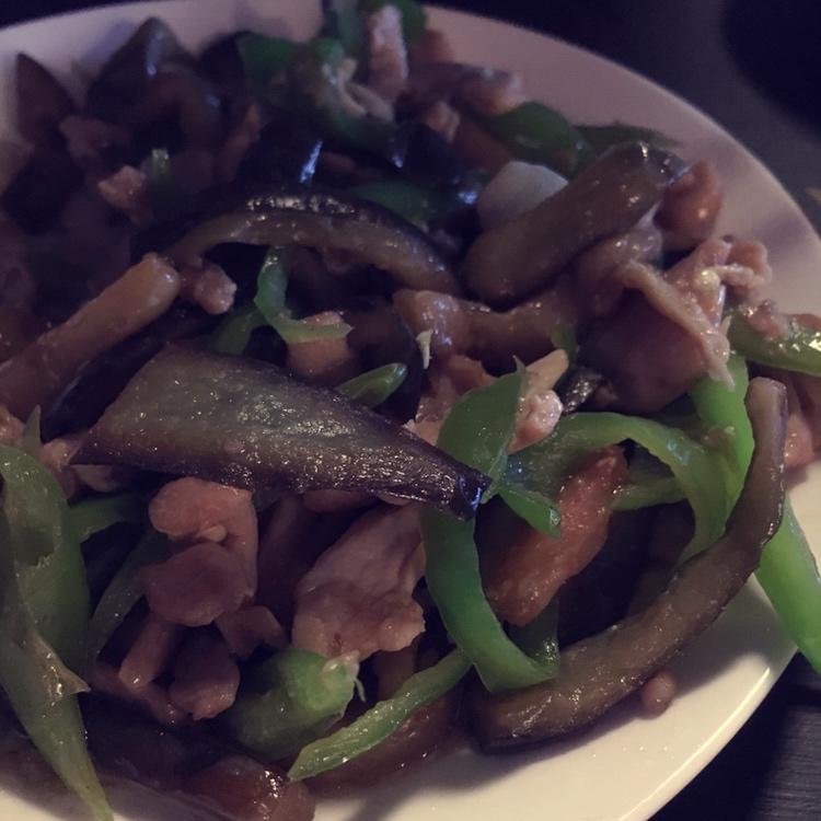茄子炒鸡腿丝