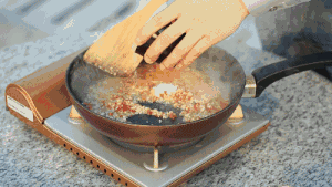 蒜蓉生蚝-在家享受大海的味道的做法 步骤3