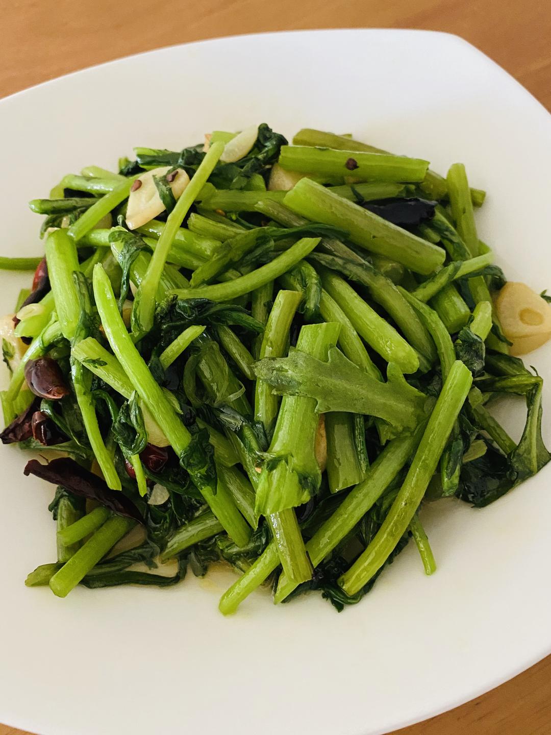 这个做法的茼蒿好吃很多：炝炒茼蒿的做法