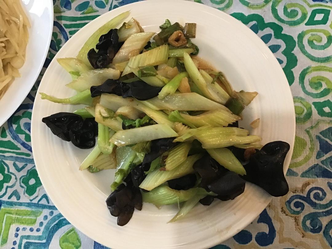 清肠排毒的芹菜炒木耳