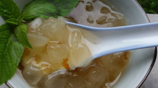 桃胶皂角米炖银耳
