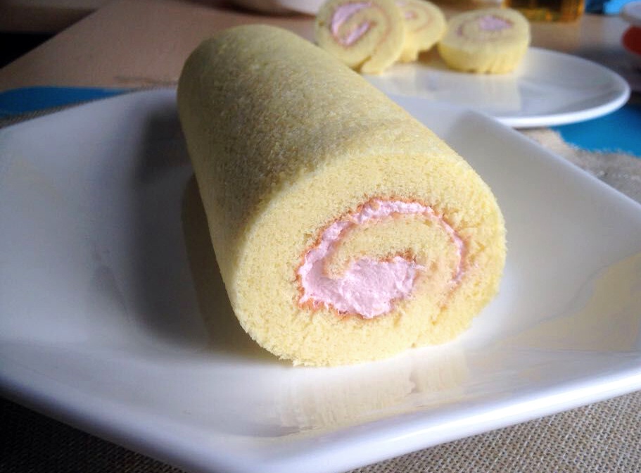 草莓味奶油戚风蛋糕卷-- #皮黑森林#