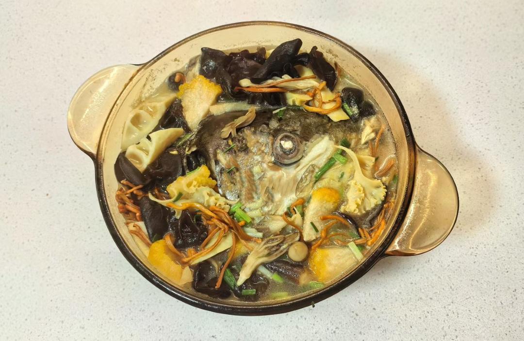 菌菇 （深山方竹）笋 三文鱼头汤
 by wqy