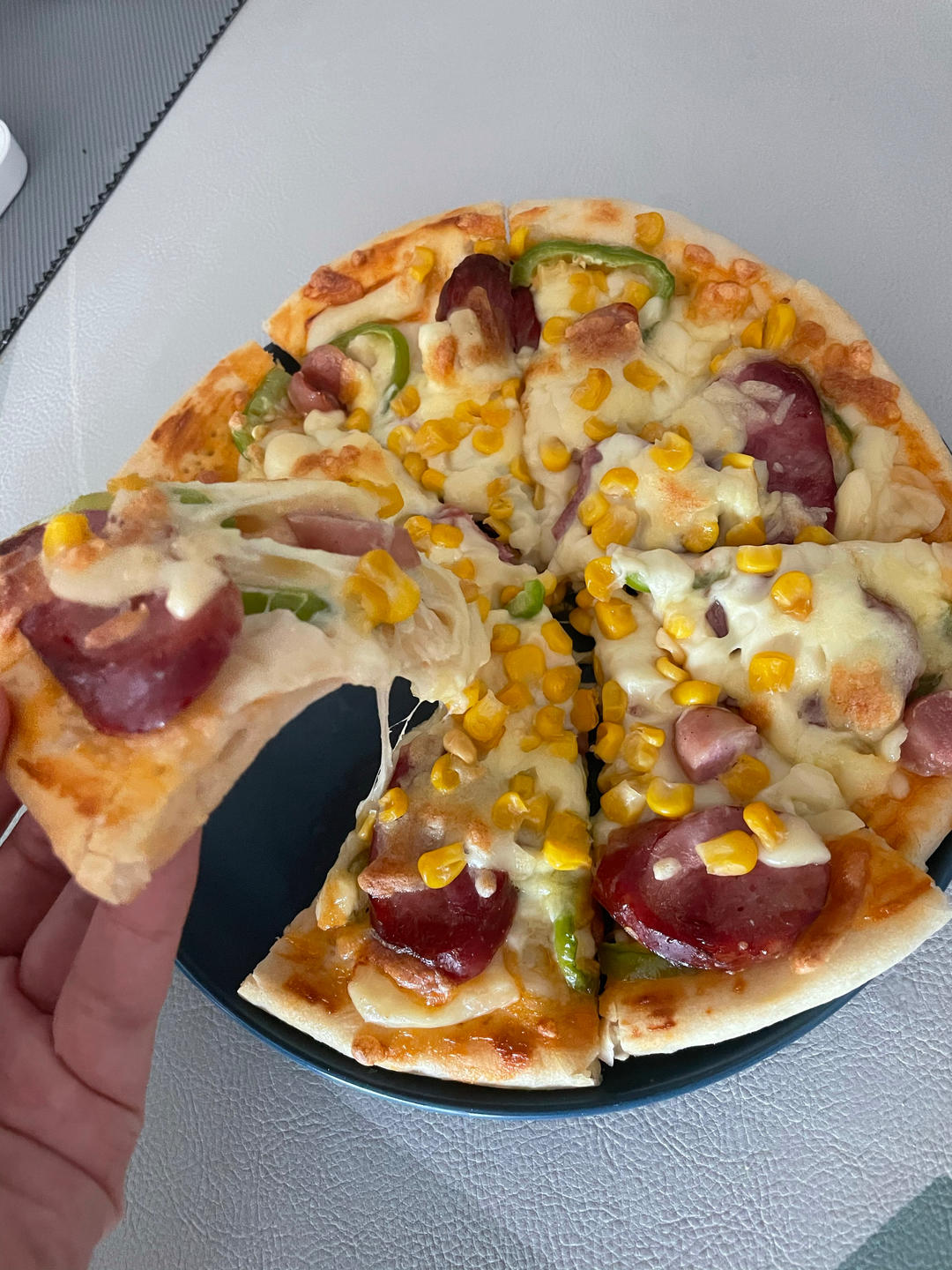 含宣软饼皮做法、自己在家也能做出馅料十足、超拉丝的美味诱人披萨