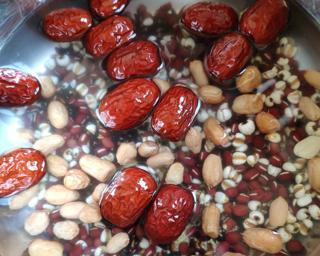 红豆薏仁花生红枣小米粥的做法