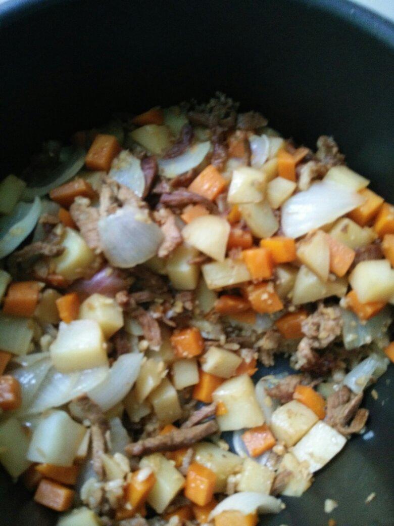 喷香羊肉焖饭