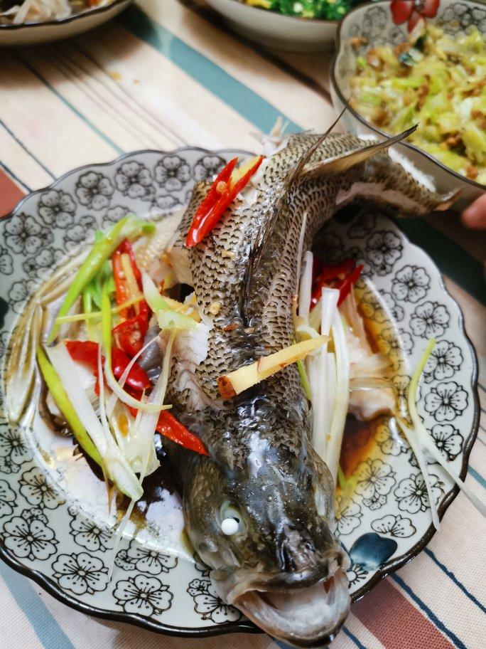 考究的清蒸鲈鱼