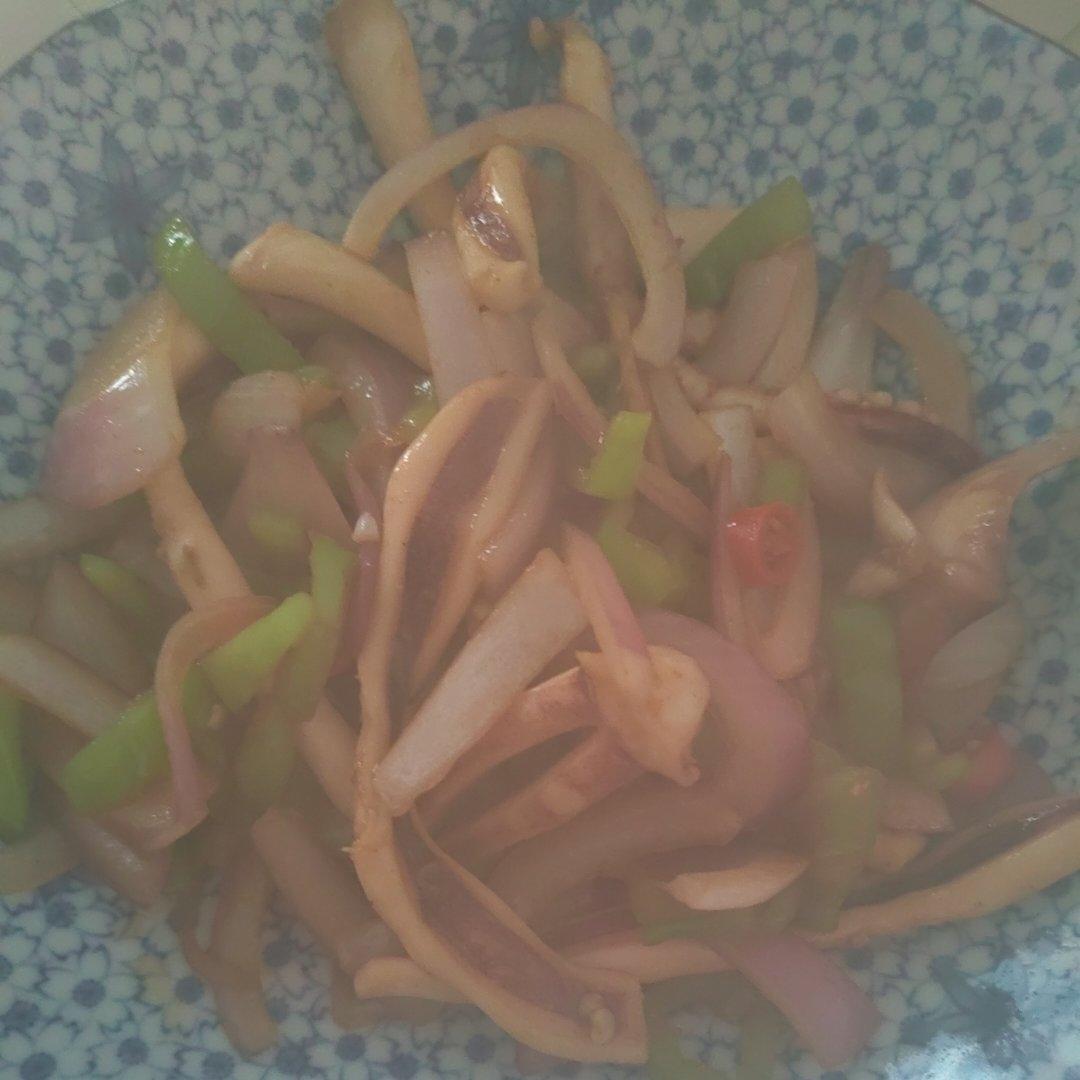 爆炒鱿鱼须，加上这一步，可以与铁板鱿鱼媲美