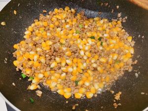 下饭神器玉米炒肉沫的做法 步骤4