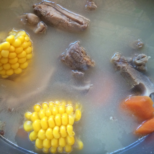 玉米胡萝卜猪肚汤