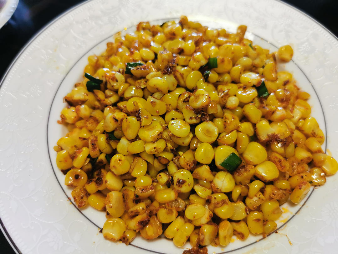 烧烤摊子上论串卖 家里论盘吃的孜然炒玉米