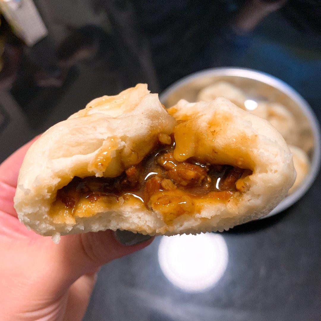 云朵般松软爆浆蜜汁叉烧包