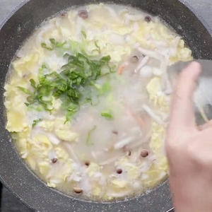 菌菇虾仁三鲜汤的做法 步骤4