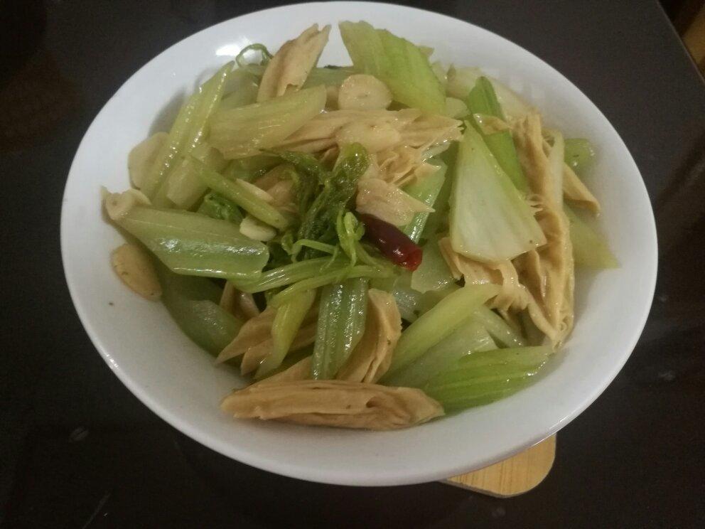 清炒不腻的素炒西芹