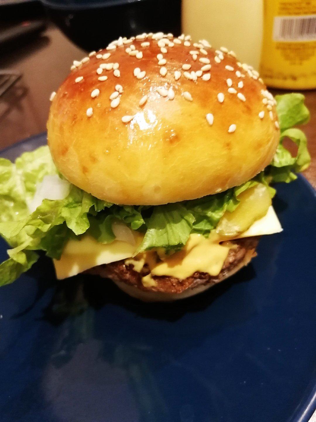 正宗的麦当劳双吉牛肉汉堡