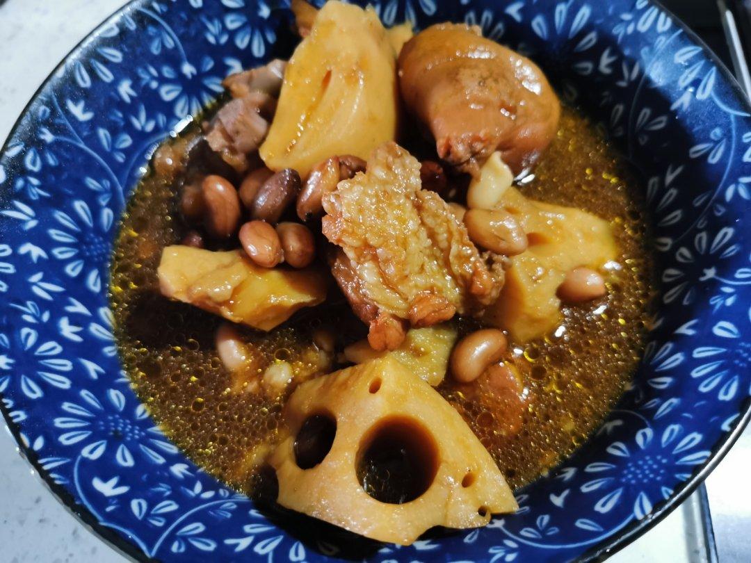 厨师长教你：“花生莲藕炖猪脚”的家常做法，味道鲜美老少皆宜
