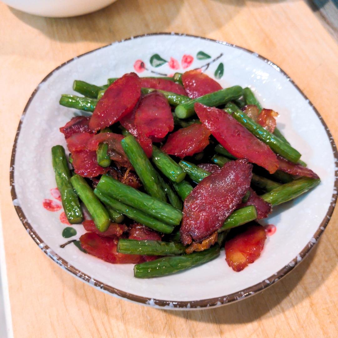 炒下饭的蒜苗炒腊肠（四川香辣腊肠）