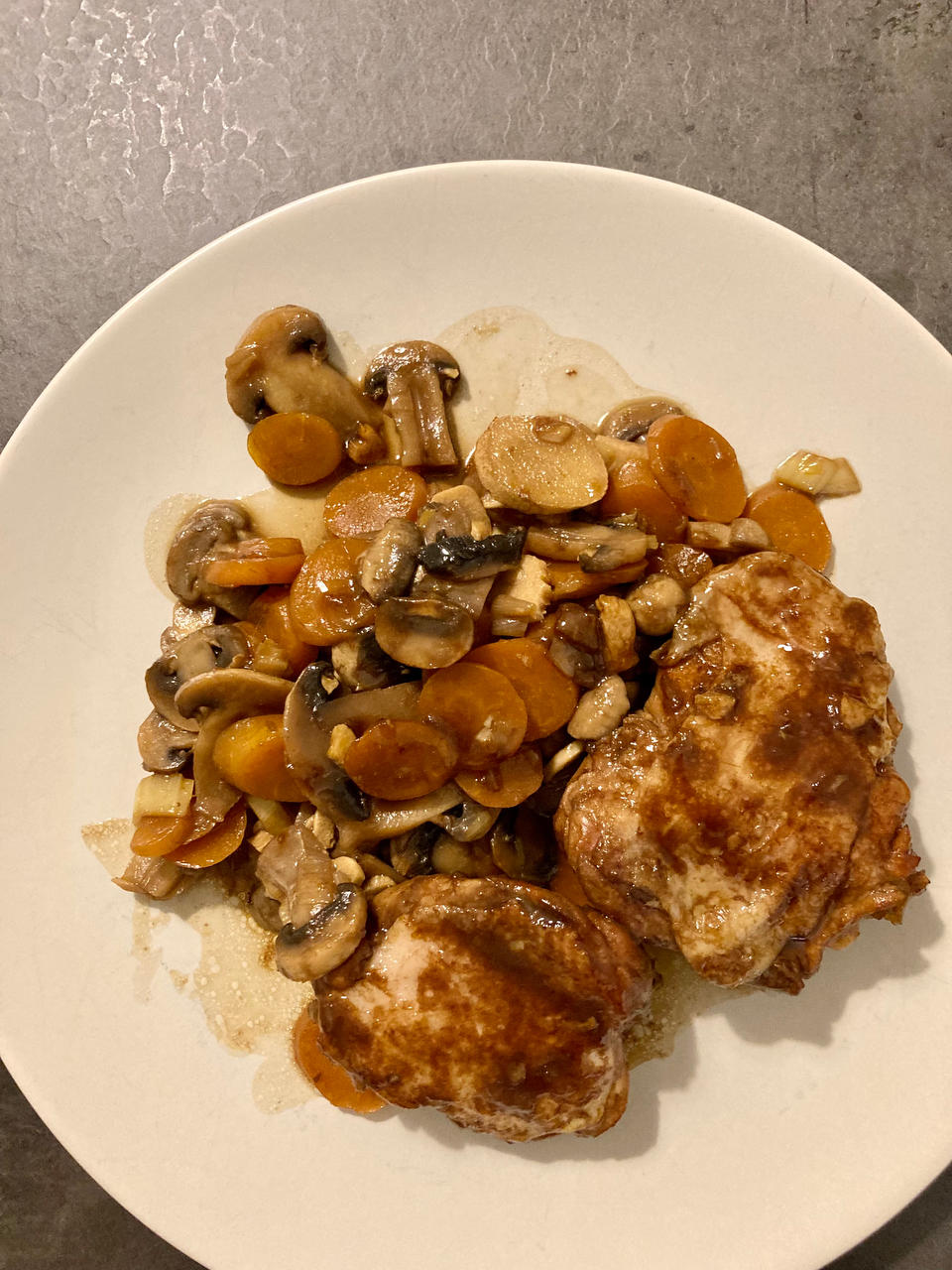 十几年不吃鸡肉的人吃了一盘子的小鸡炖香菇