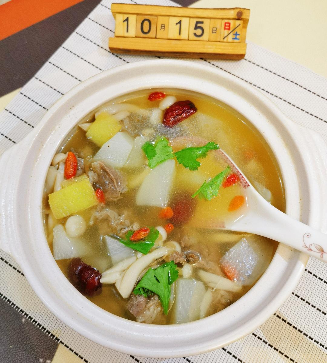 牛肉萝卜白玉菇减脂汤的做法