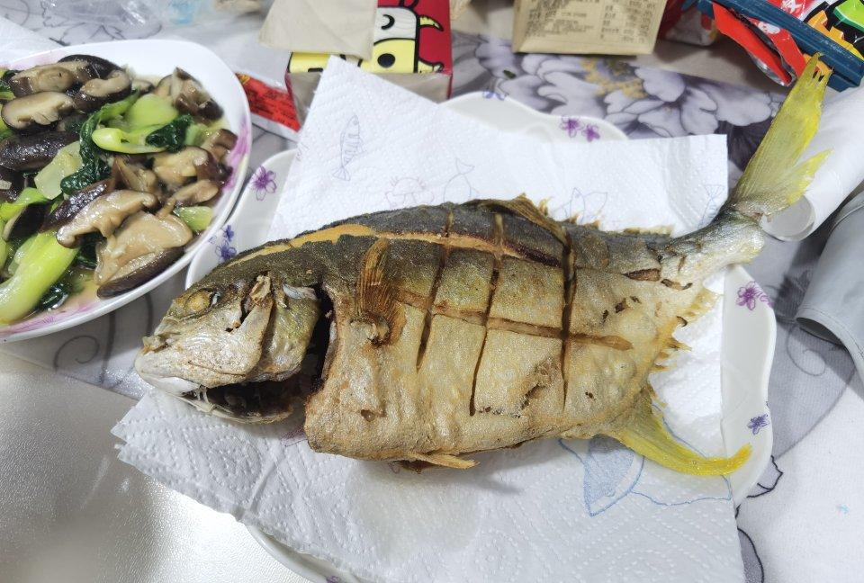 完美版干煎鲳鱼，皮不破、肉不碎、外香里嫩。