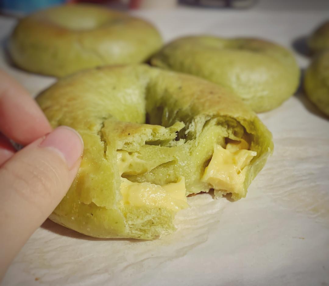 【重度芝士控】【Basil infused cheese stuffed bagel 】集万千宠爱于一身的#芝士#青酱#贝果#的做法 步骤9